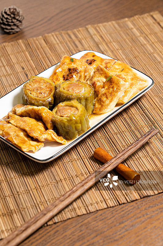 广东经典美味客家菜客家酿三宝图片素材