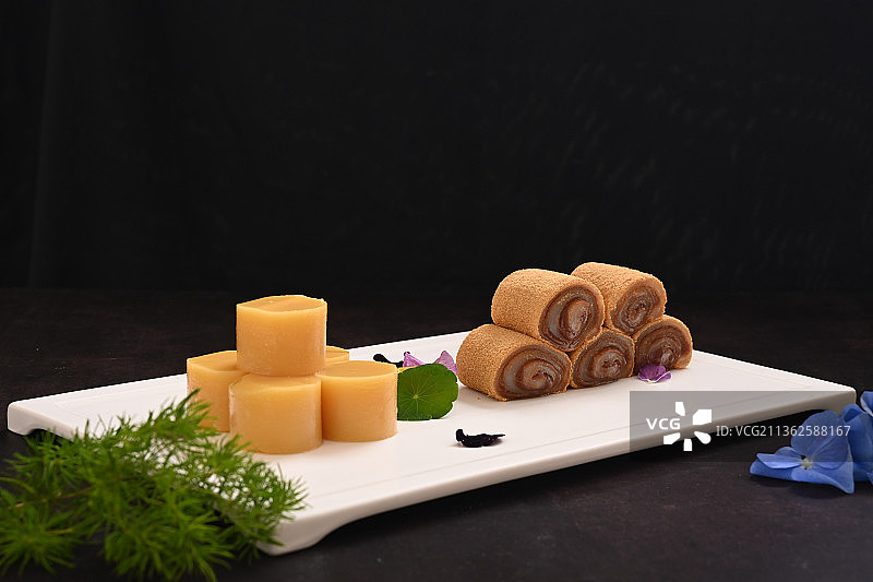 北京风味小吃豌豆黄和路打滚图片素材