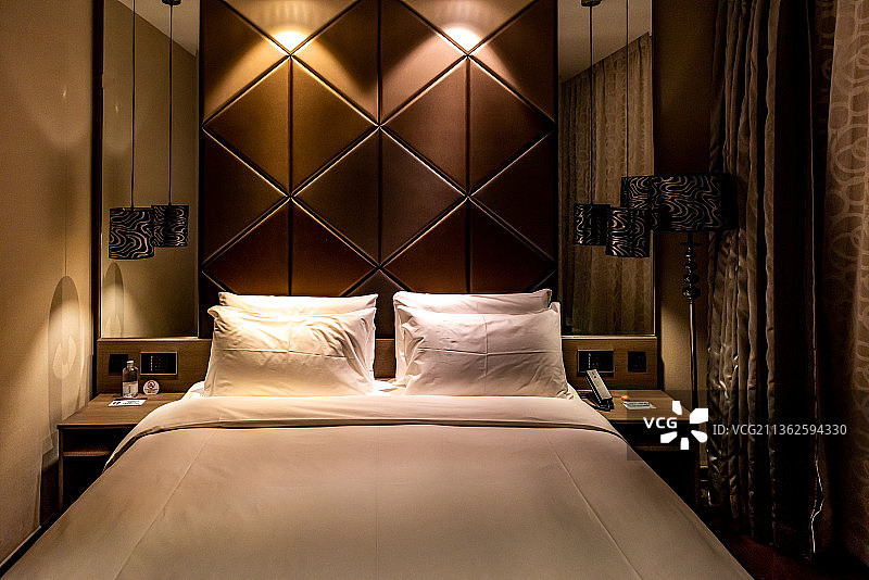 夜晚高视角拍摄中国天津酒店大床房的床图片素材
