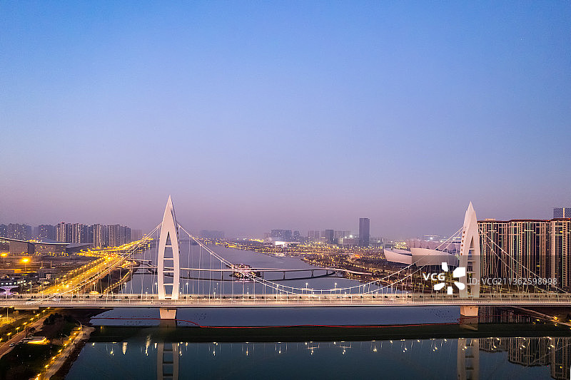 陕西省西安市浐灞灞河元朔大桥航拍日落城市风光图片素材