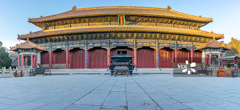 中国山东泰安泰山风景区著名景点岱庙里的古典建筑天贶殿图片素材