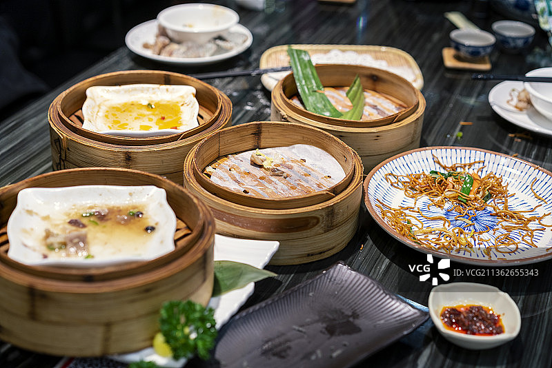 餐桌上吃剩食物的残羹图片素材