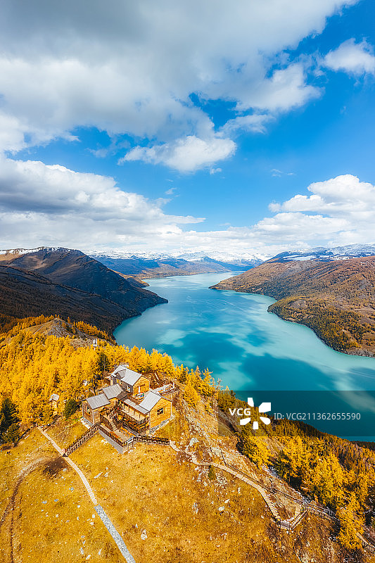 新疆阿勒泰地区布尔津喀纳斯景区喀纳斯湖观鱼台云顶阁秋季户外风光航拍视角图片素材