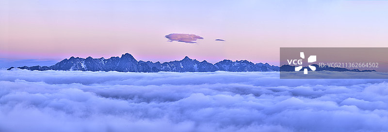 云海上的四姑娘山全景图片素材