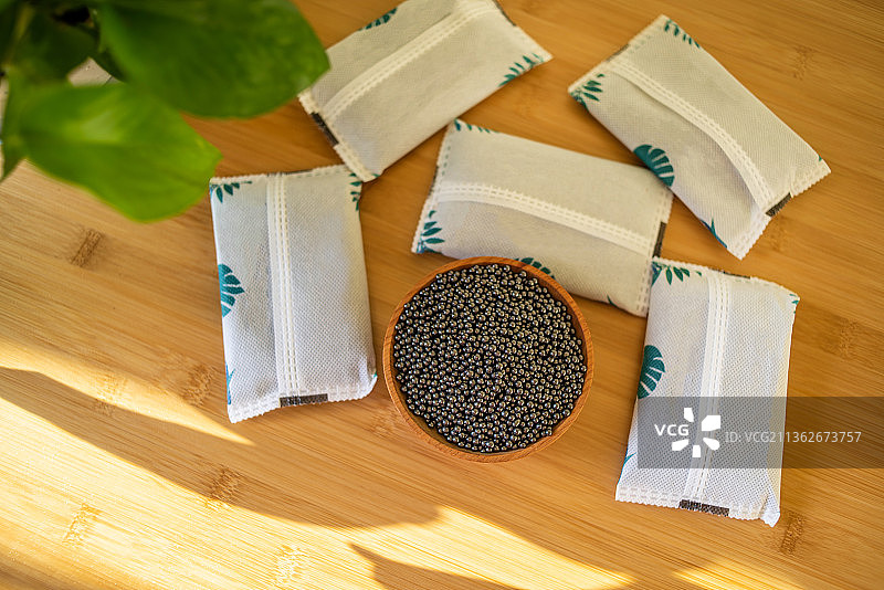 新房净化空气的绿萝和纳米矿晶活性炭图片素材