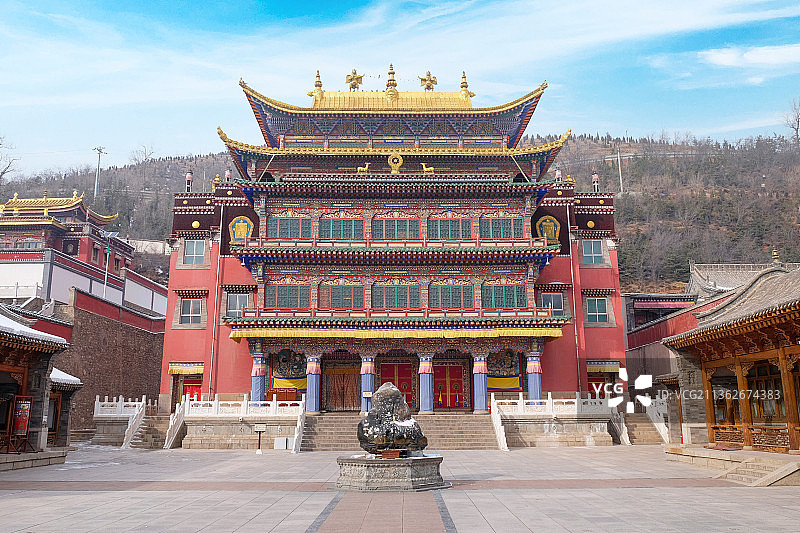 冬天的青海西宁塔尔寺图片素材