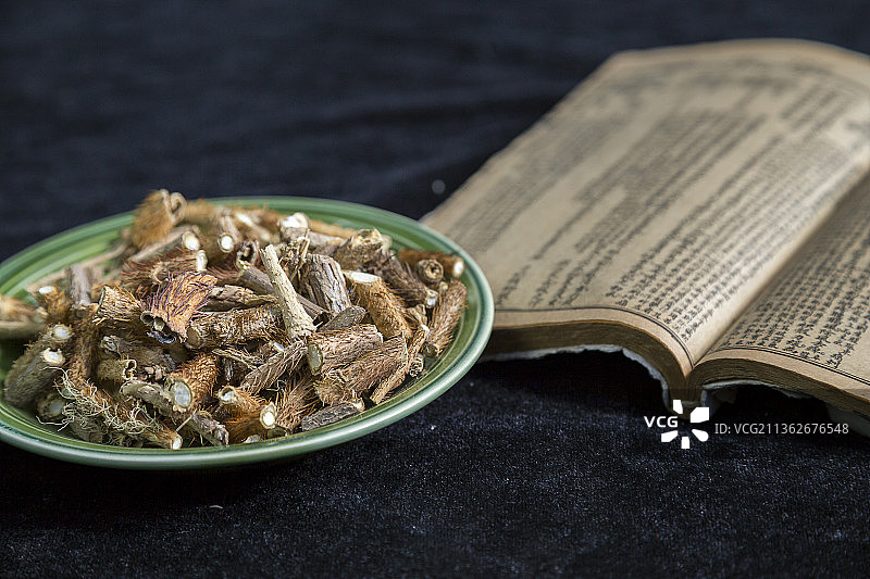 中国古风背景的中药刺五加特写图片素材