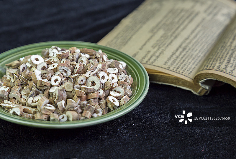 中国古风背景的中药牡丹皮特写图片素材