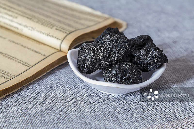 中国古风背景的中药熟地黄特写图片素材