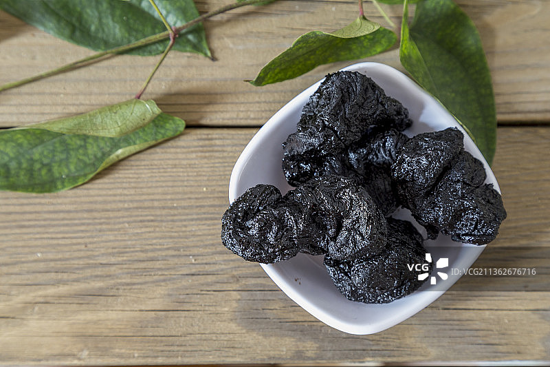 中国古风背景的中药熟地黄特写图片素材