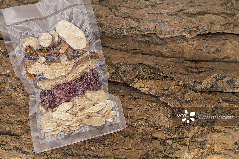 真空包装的中药汤剂图片素材