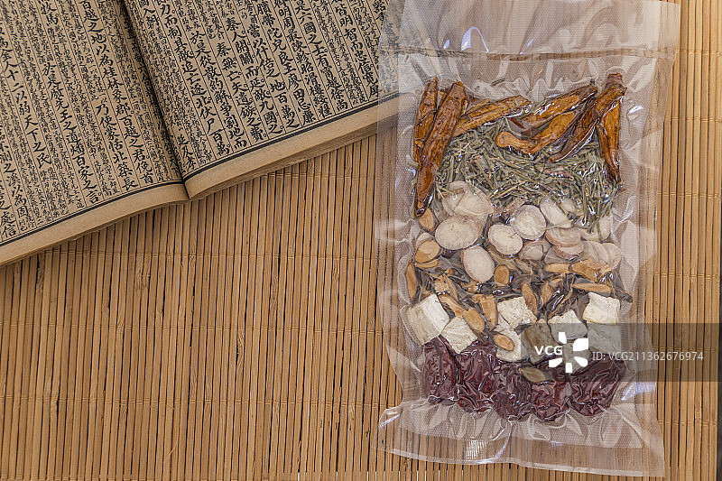 真空包装的中药汤剂图片素材