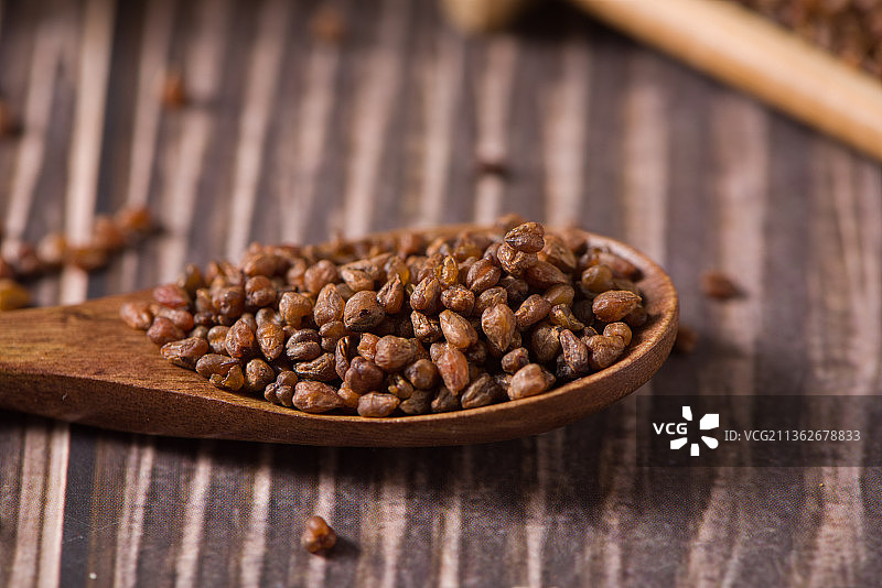 勺子里的黑苦荞特写图片素材