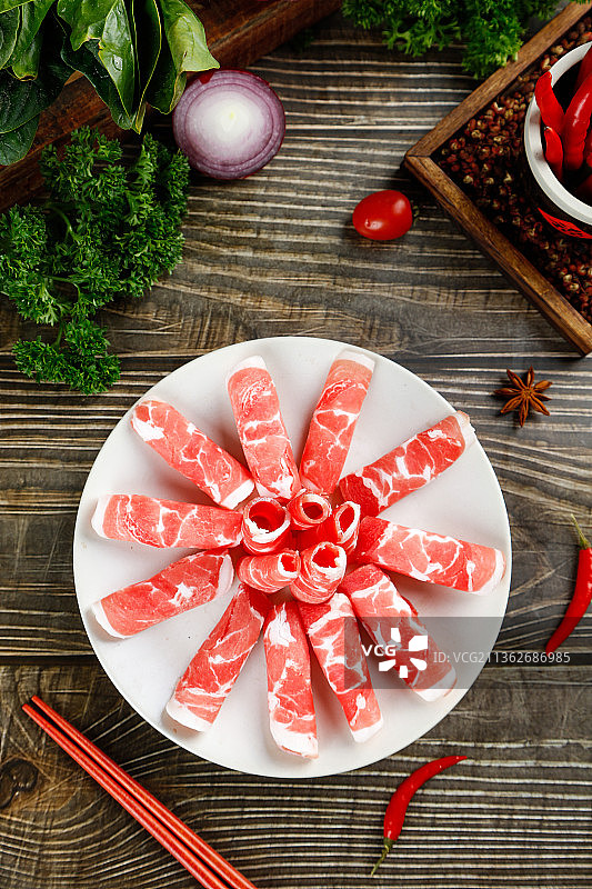 木底上摆放着一盘肥牛卷图片素材