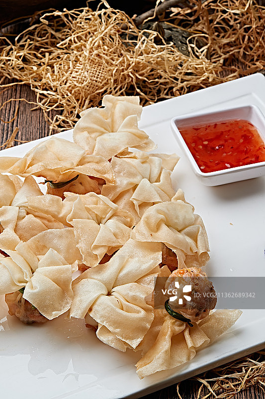 油炸虾肉馅口袋馄饨图片素材