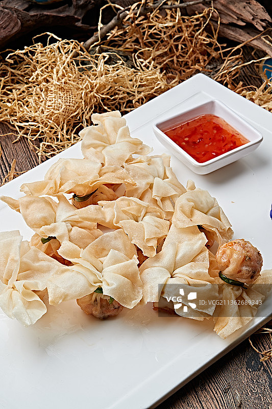 油炸虾肉馅口袋馄饨图片素材