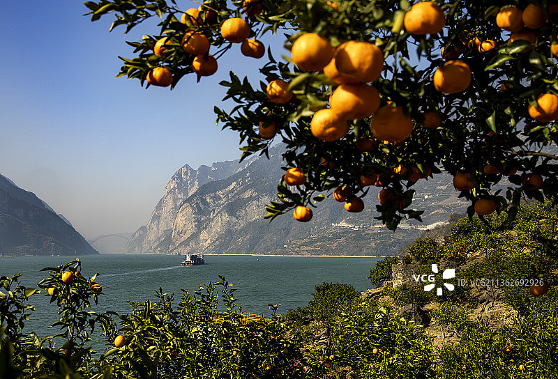 橙黄橘红映峡江图片素材