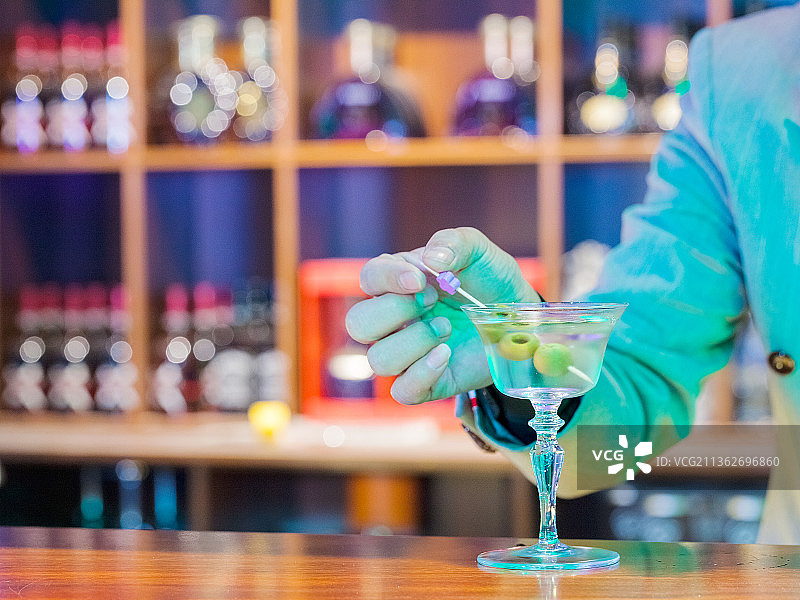 一位调酒师正在调制鸡尾酒图片素材