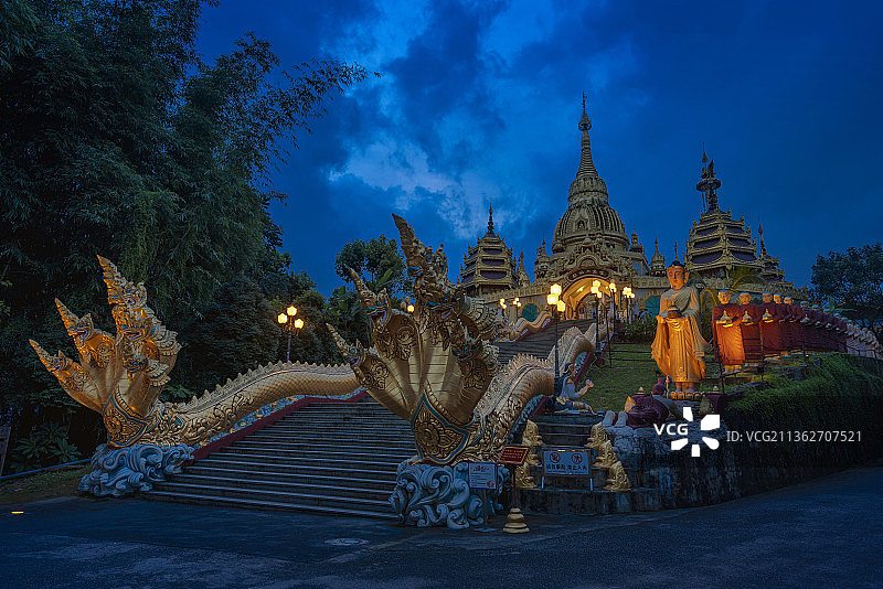 芒市勐焕大金塔夜景图片素材