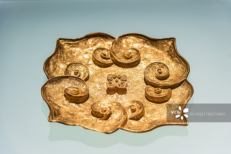 元代如意云纹金盘图片素材