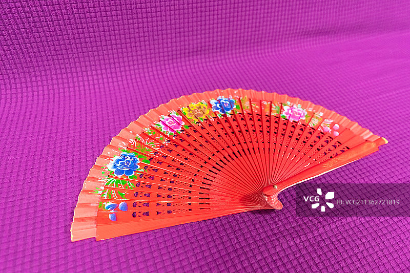 具有中国古典元素的红色传统扇子图片素材