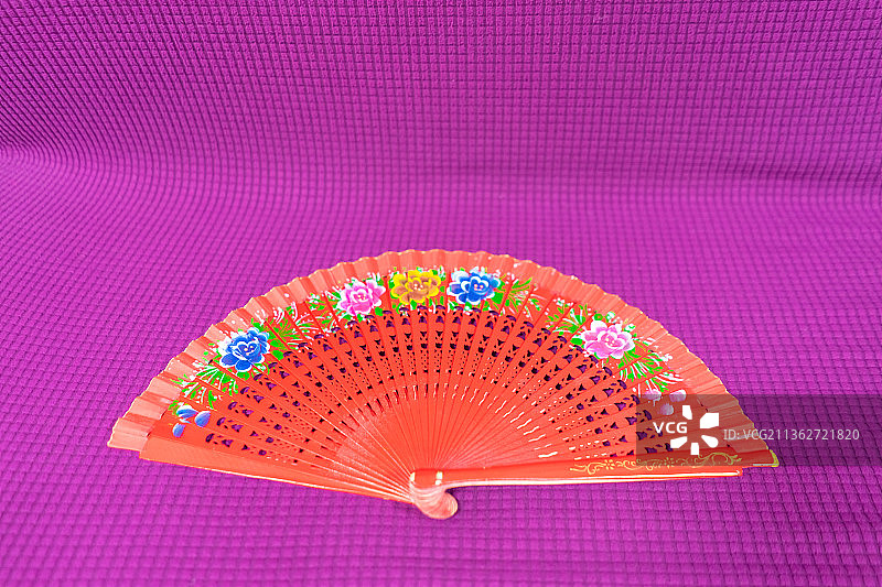 具有中国古典元素的红色传统扇子图片素材