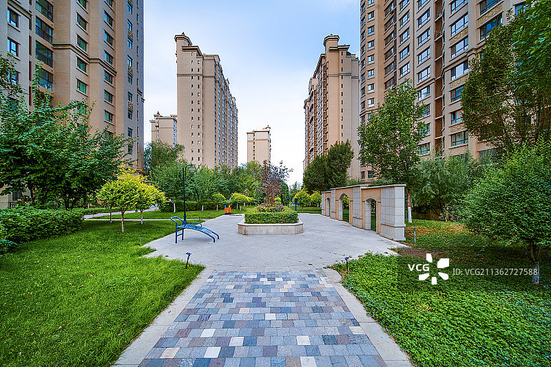 小区高层建筑绿化景观弯曲石板路小径喷泉草地图片素材