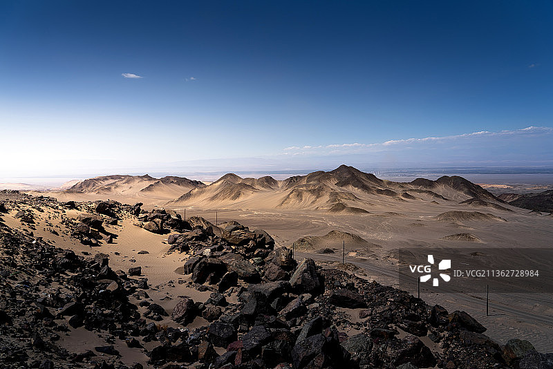 新疆戈壁山谷石头柏油路面汽车广告背景图图片素材