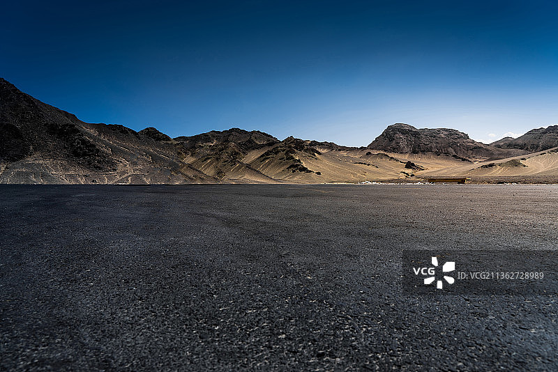 新疆戈壁山谷石头柏油路面汽车广告背景图图片素材