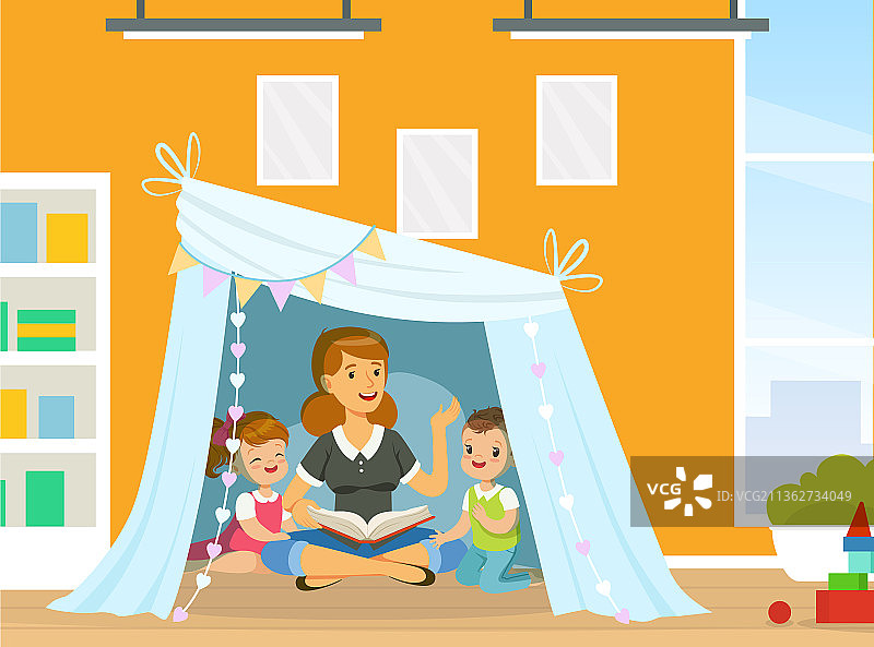 母亲和可爱的小孩子们坐在圆锥帐篷里图片素材