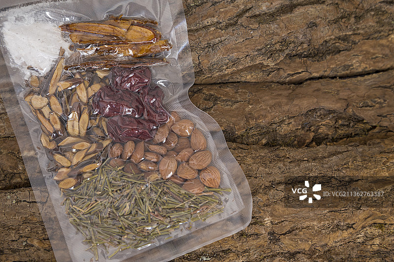 真空包装的中药汤剂图片素材