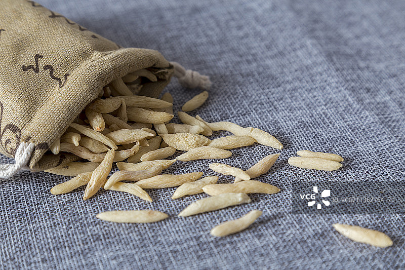 中国古风背景的中药麦冬特写图片素材