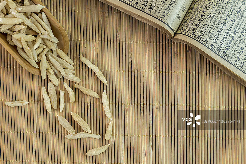 中国古风背景的中药麦冬特写图片素材