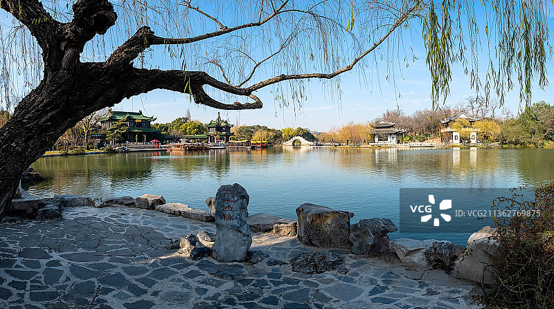 冬季扬州瘦西湖二十四桥、柳树、惜春台交织的冬季画卷图片素材