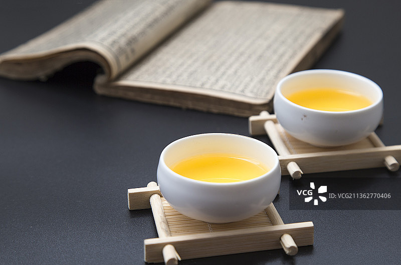 清新背景广式月饼特写图片素材