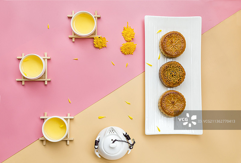 清新背景广式月饼特写图片素材