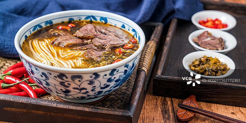放在木桌上的老坛酸菜牛肉面图片素材