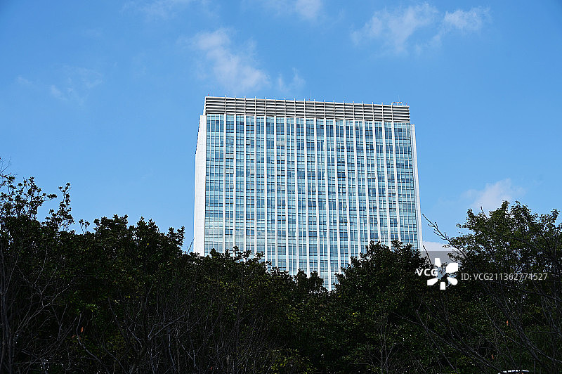 蓝天下的商业大楼图片素材