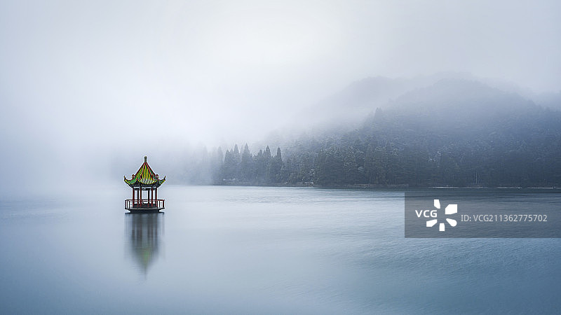 瑶池不只昆仑有，仙女沐浴在芦林！图片素材