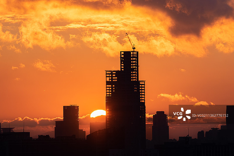 夕阳下建设中的摩天大楼图片素材