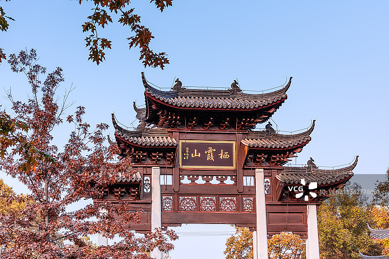 秋天中国南京栖霞山正门牌楼图片素材