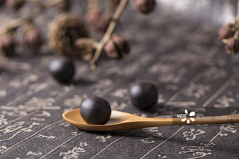 传统中成药蜜丸室内静物特写图片素材