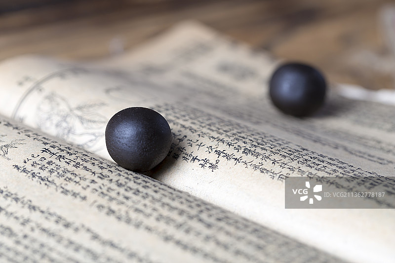 传统中成药蜜丸室内静物特写图片素材