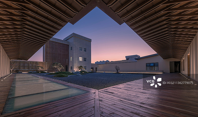 西安市区中的园林景观夜景图片素材