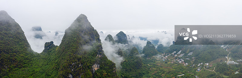 清晨的雾漂浮在中国桂林喀斯特山脉上图片素材
