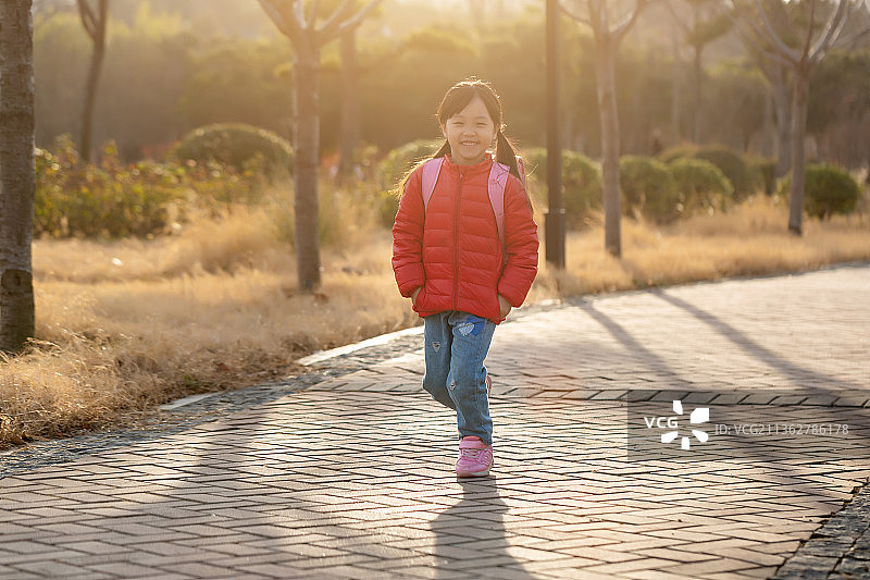 放学路上背书包的小女孩图片素材