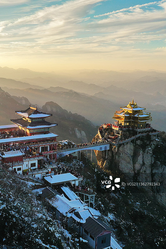 夕阳光线下的金殿+河南省洛阳市栾川县老君山景区-竖幅图片素材