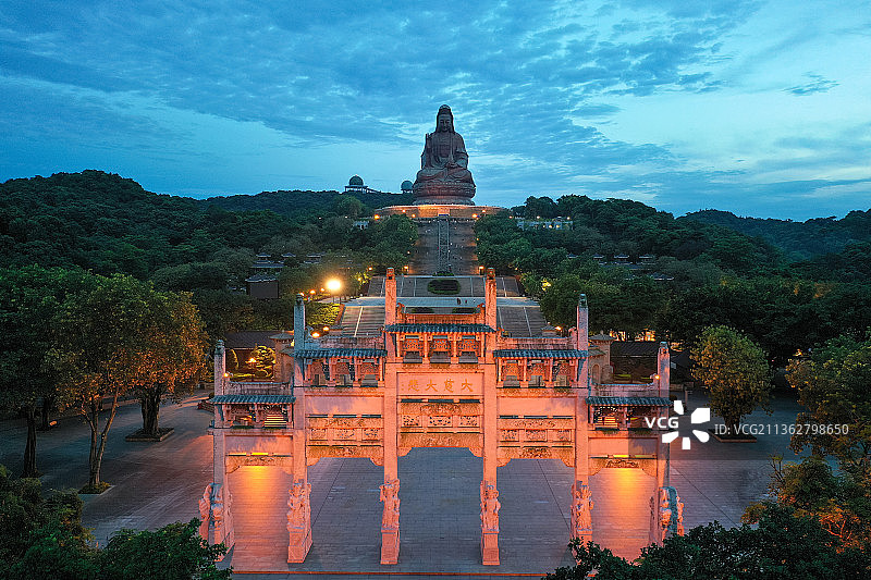 牌坊和南海观音+广东省佛山市南海区西樵山风景名胜区图片素材