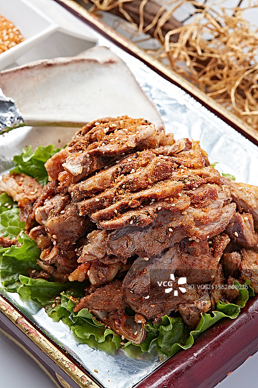 蒙餐炭烤羊腿肉图片素材