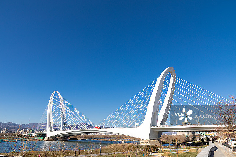 中国北京首钢园的新首钢大桥图片素材